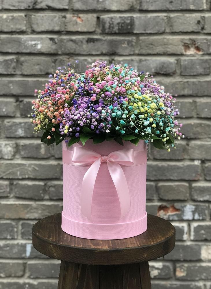 Цветочная композиция из Гипсофила и Розы в шляпной коробке в Новоильинском