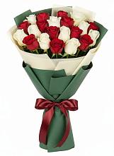 Букет Микс из красных и белых роз в Новоильинском