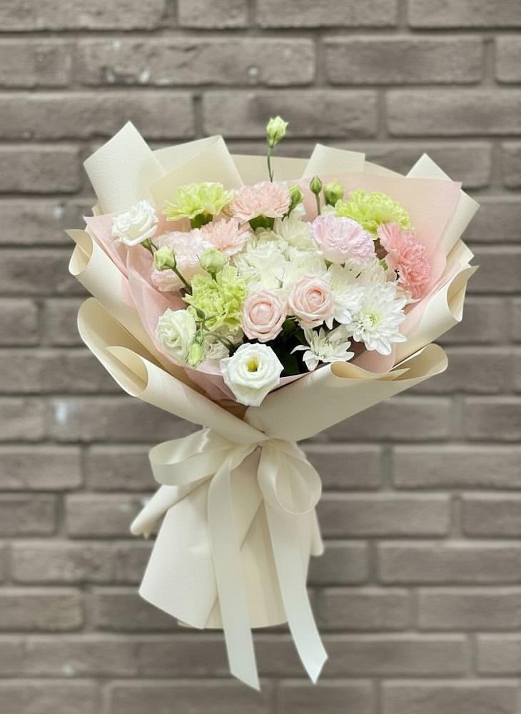 Букет цветов из: Гвоздики, Розы, Лизиантусы и Хризантемы в Новоильинском