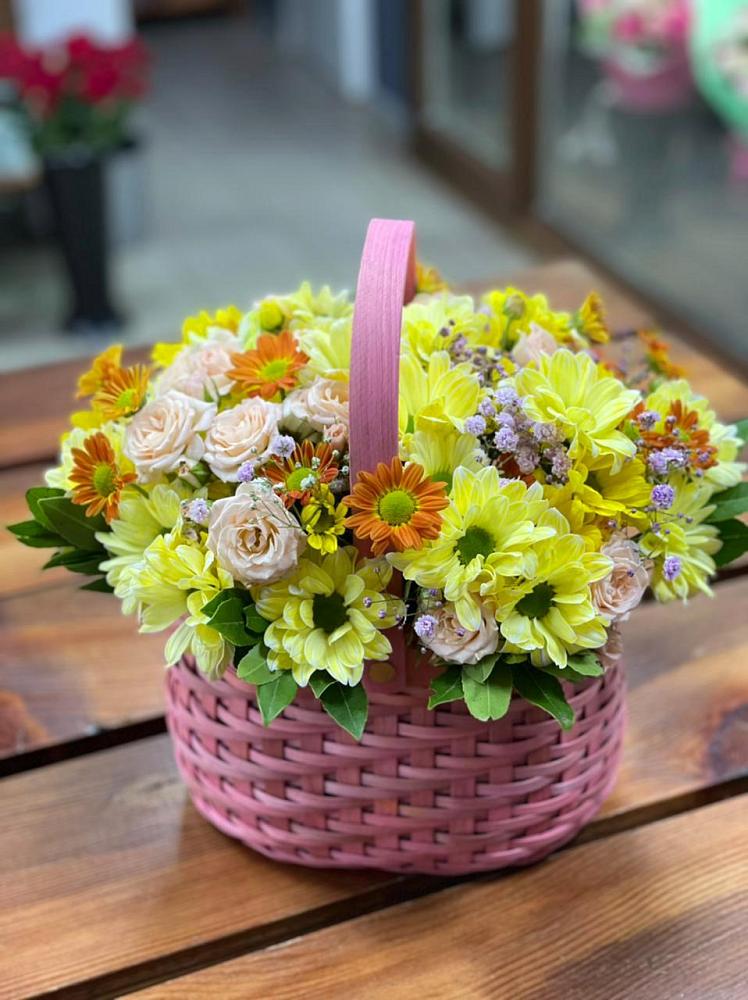 Цветочная композиция из Хризантемы и Розы в корзине в Новоильинском
