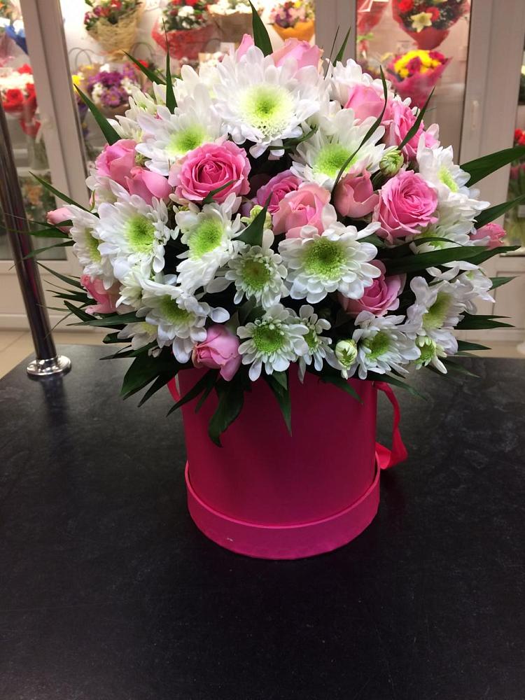 Цветочная композиция из Розы и Хризантемы в шляпной коробке в Новоильинском