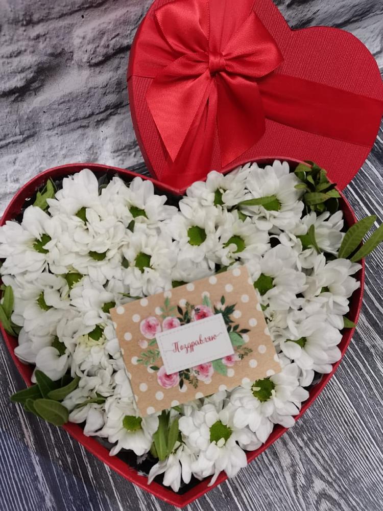 Цветочная композиция из Хризантемы в виде сердца в Новоильинском