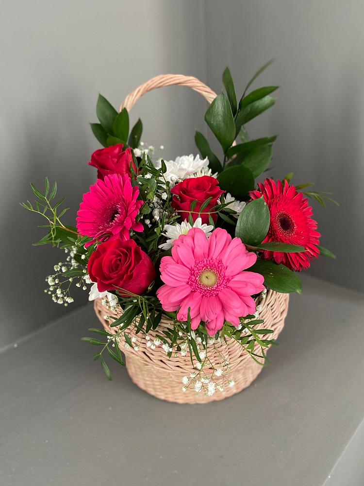 Цветочная композиция из Розы, Хризантемы и Герберы в корзине в Новоильинском