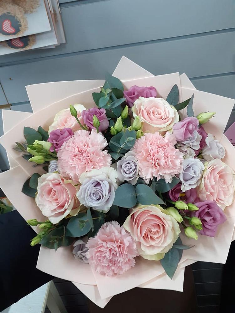 Букет цветов из: Розы, Гвоздики и Лизиантусы в Новоильинском