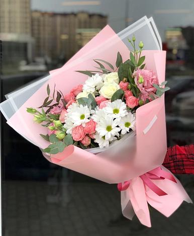 Букет цветов из: Розы, Лизиантусы и Хризантемы в Новоильинском