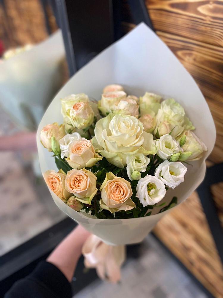 Букет цветов из: Розы и Лизиантусы в Новоильинском